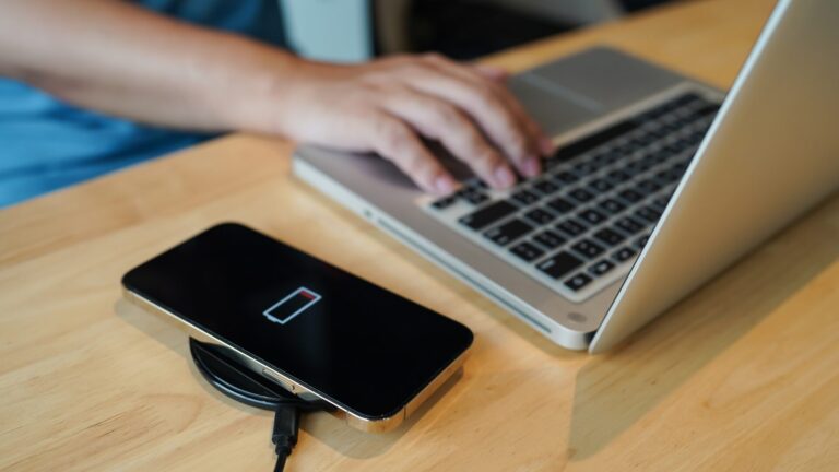 Como Economizar Bateria do Celular: 10 Dicas Eficientes para Quem Usa o Aparelho o Dia Todo